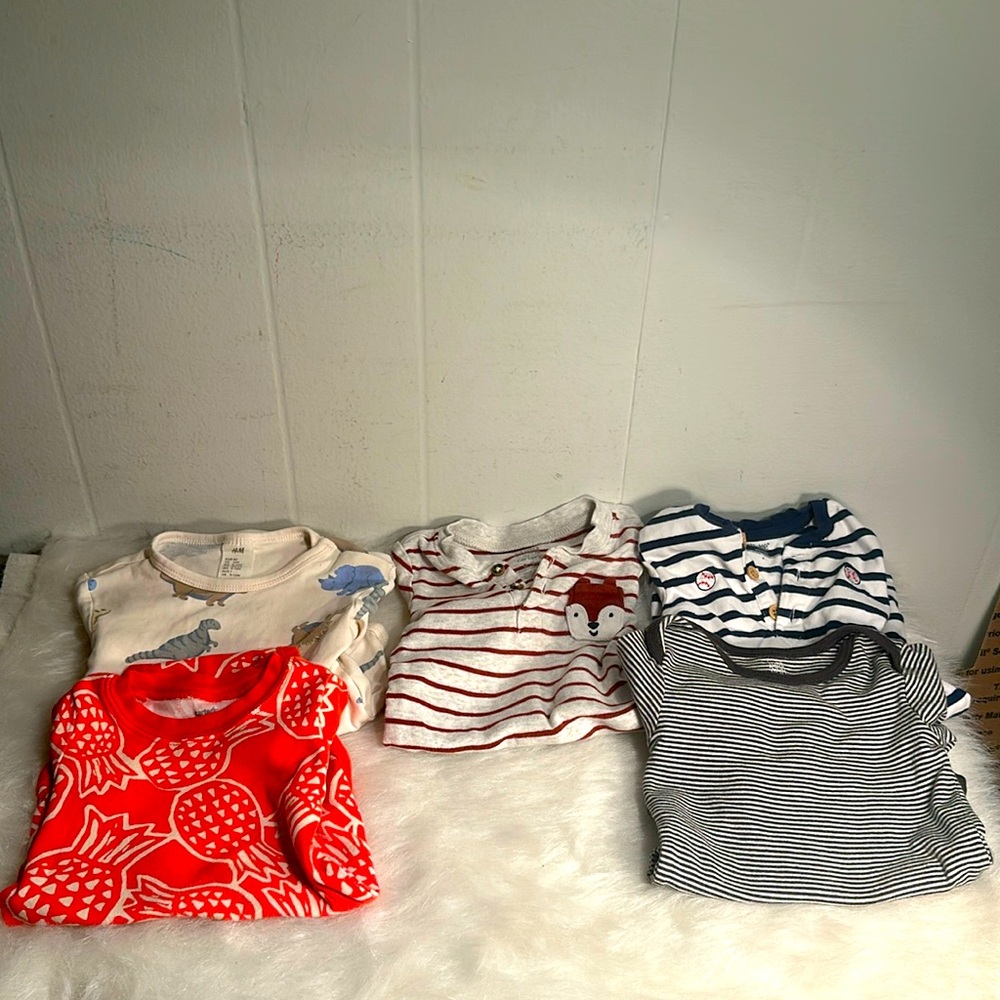 🖤 5/$30 🖤 Bundle of 5 onesies 12 months carters h&m and little me brands great